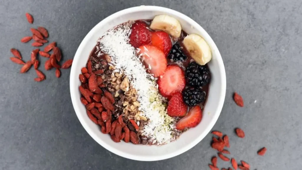 Quick healthy breakfast ideas: bowl of oatmeal topped with fresh berries and banana slices